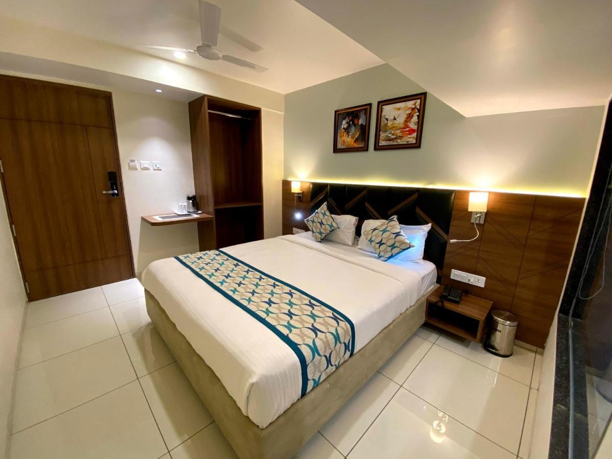 Hotel Unique By Apex Vadodara Exterior photo